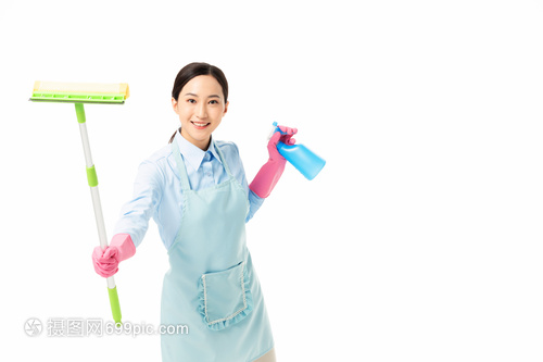 家政服務(wù)中的女性力量 專業(yè)與細(xì)致的玻璃清潔