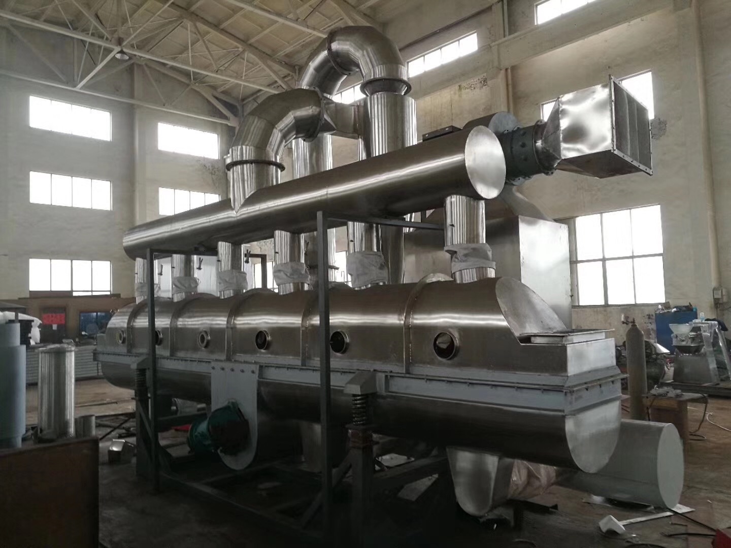 探索大型振動流化床干燥設備在工業研發中的關鍵作用